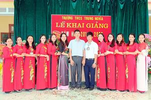 Chùm ảnh giới thiệu thành viên BGH - Tổ KHTN - KHXH trường THCS Trung Nghĩa năm học 2019-2020